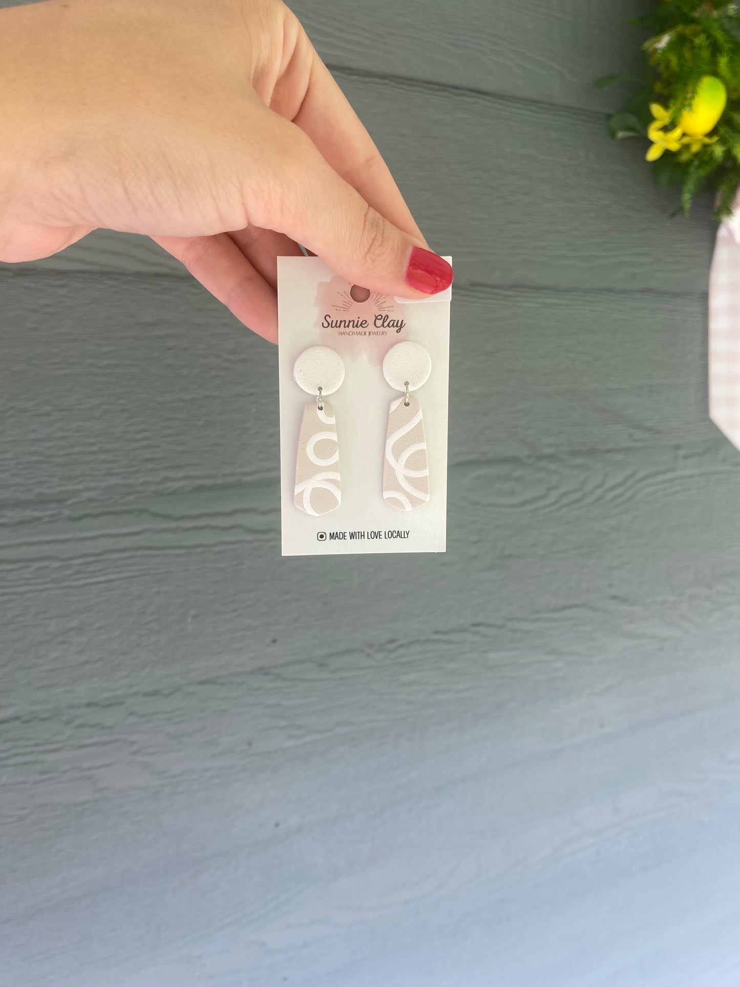 Beige/White Dangle