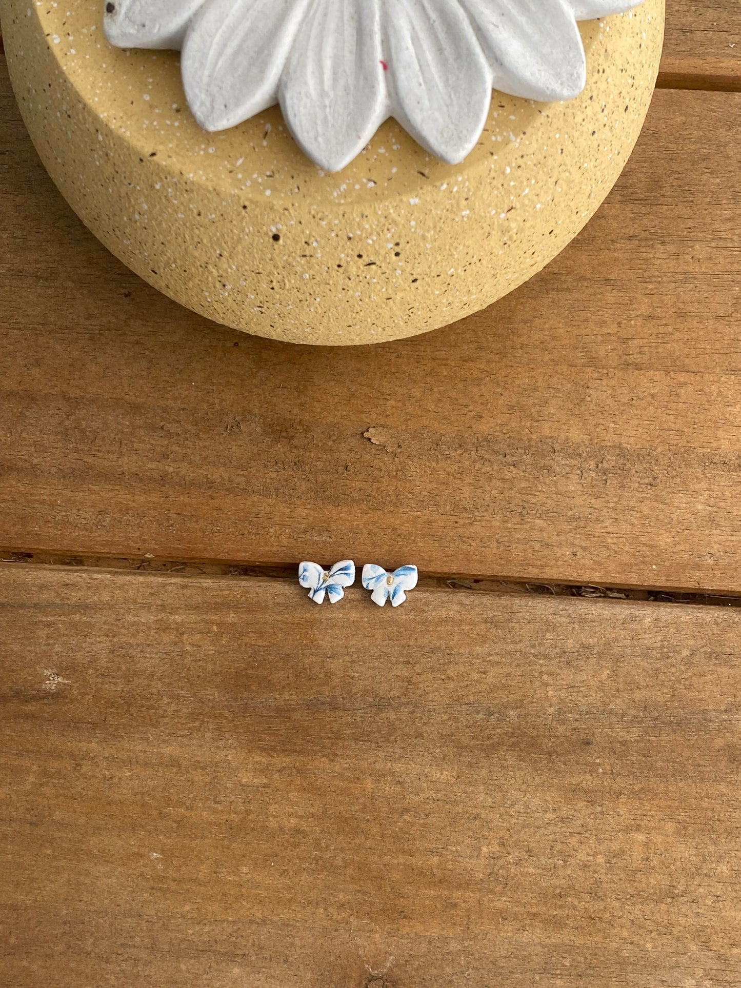 Chinsinorie Bow Studs